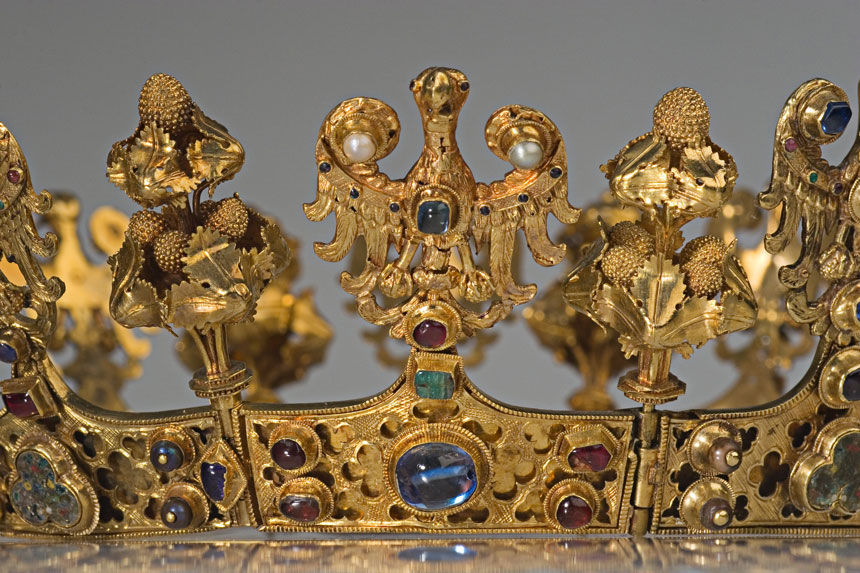 fragment złotej korony z orłem