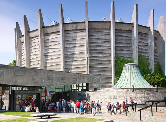 widok na Panoramę Racławicką – rotunda i wejście z czekającymi dziećmi