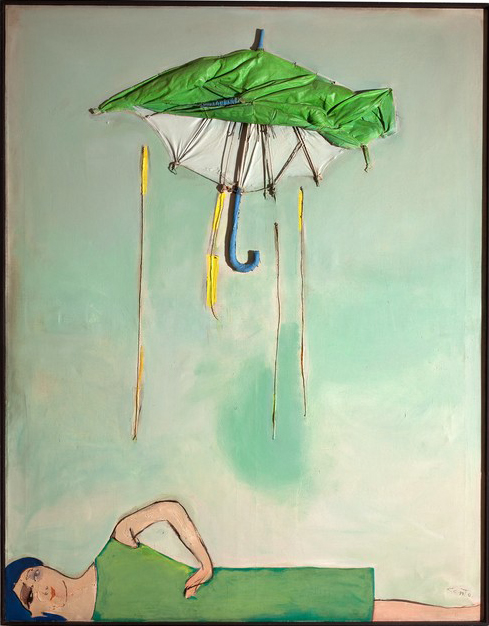 zielony parasol, a pod nim leżąca dziewczyna w zielonej sukience