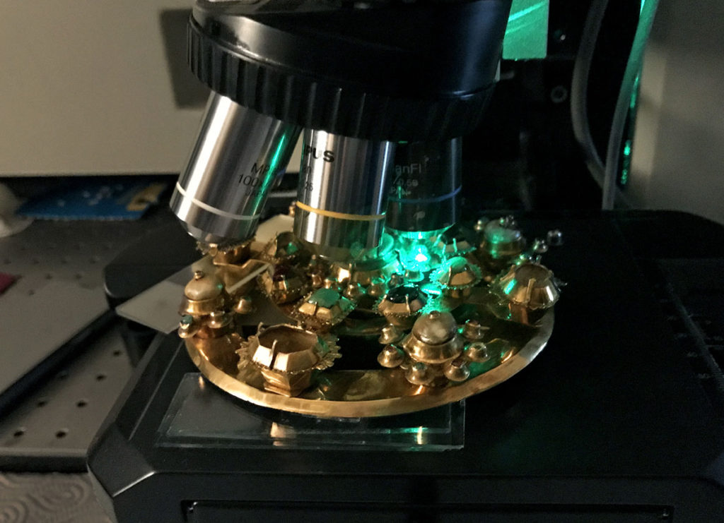 złota zapona badana pod mikroskopem