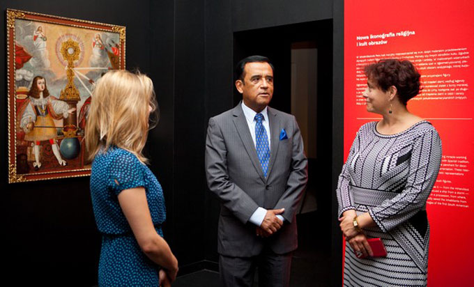 ambasador Peru z dwiema paniami na wystawie