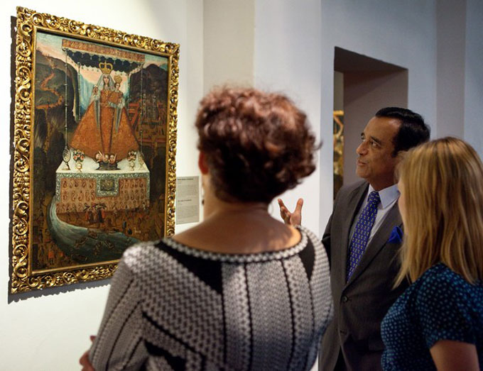 ambasador Peru z dwiema paniami na wystawie