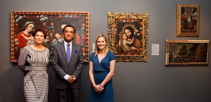 ambasador Peru pozuje do zdjęcia z dwiema paniami na tle obrazów