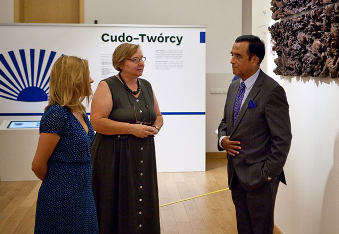 ambasador peru słucha opowieści o wystawie Cudo-Twórcy