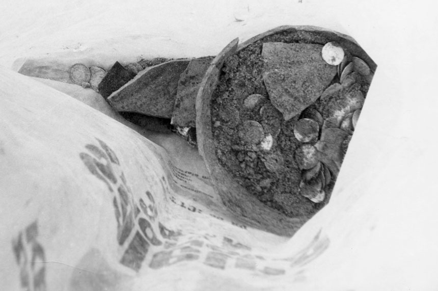 fragment rozbitego glinianego garnca z monetami