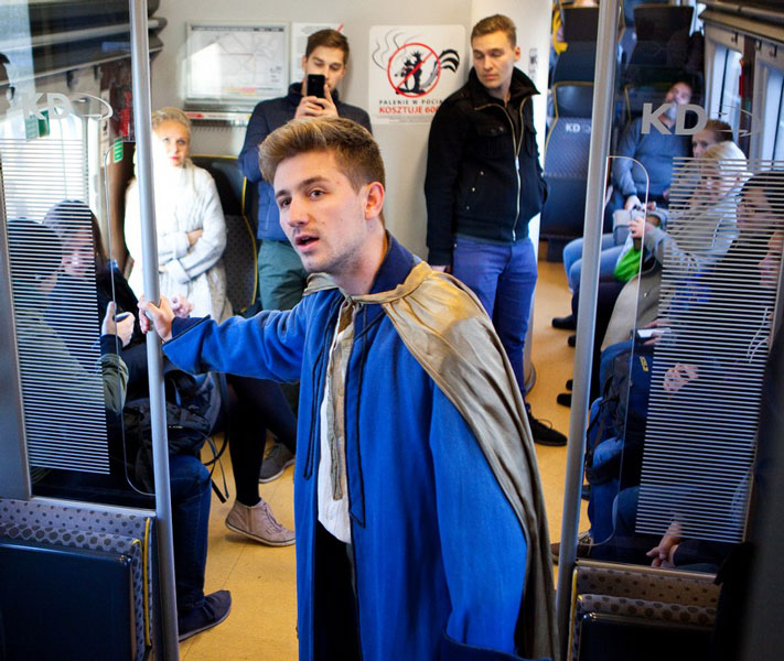 Foto: Aktor odgrywa scenkę w przedziale pociągu
