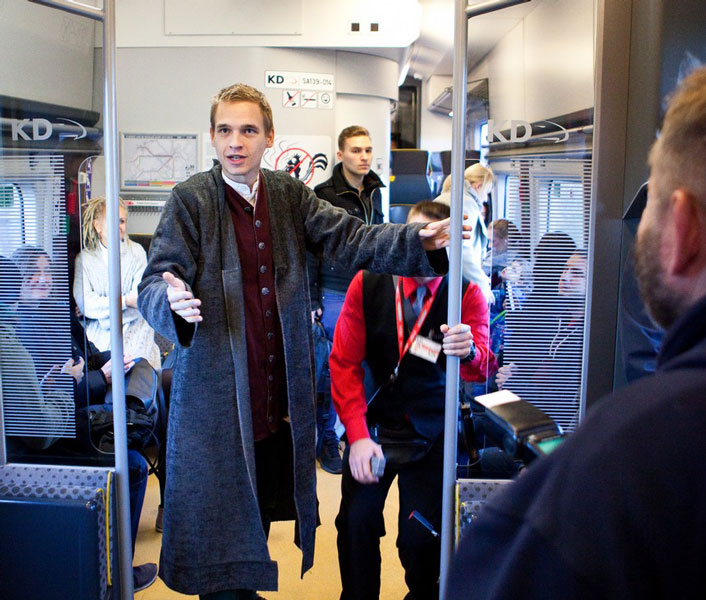 Foto: Drugi aktor odgrywa scenkę w przedziale pociągu