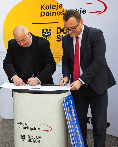 Foto: Dyrektor Muzeum i Prezes KD podpisują umowę o współpracy