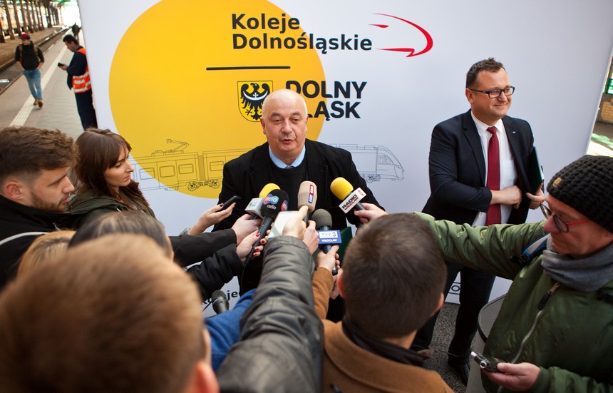 Foto: Piotr Oszczanowski, dyrektor Muzeum Narodowego rozmawia z dziennikarzami, obok stoi prezes zarządu KD
