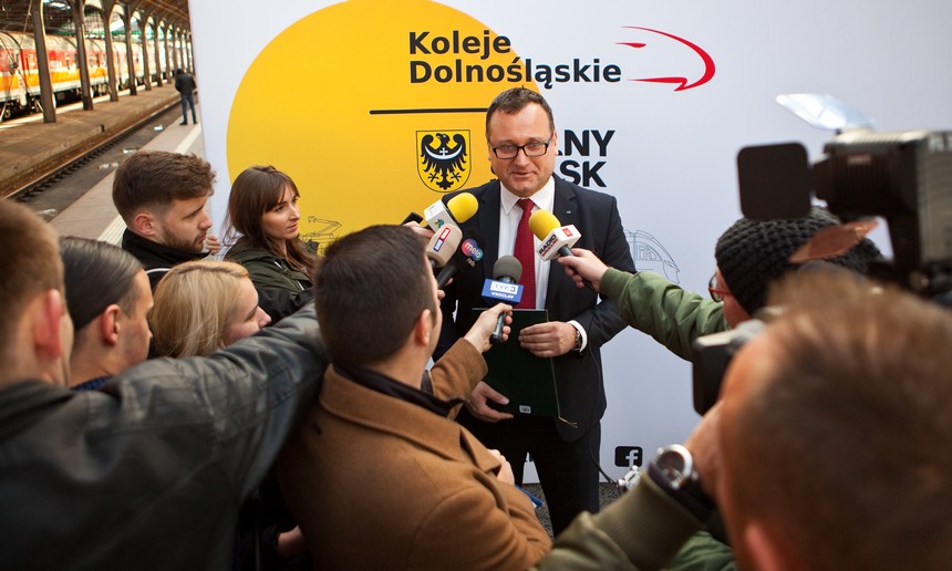 Foto: Piotr Rachwalski, prezes zarządu Kolei Dolnośląskich rozmawia z dziennikarzami