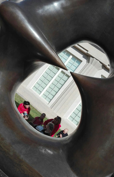 Dzieci przy rzeźbie Moore’a