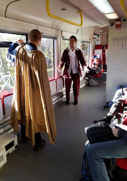 Foto: Aktorzy odgrywają scenkę w przedziale pociągu