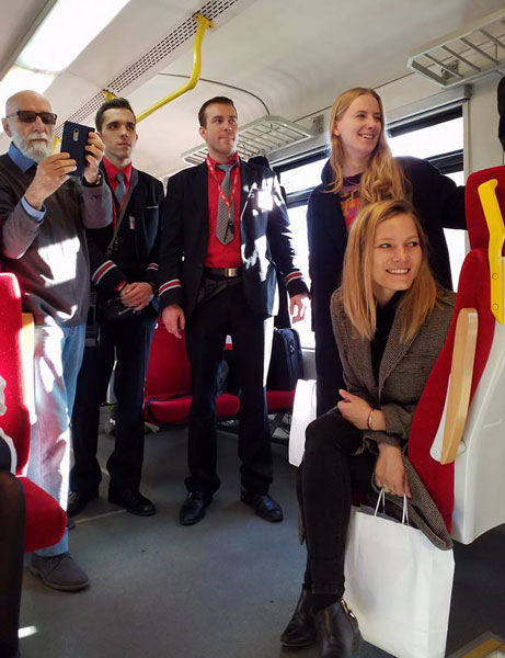 Foto: Podróżni w przedziale pociągu oglądają aktorów