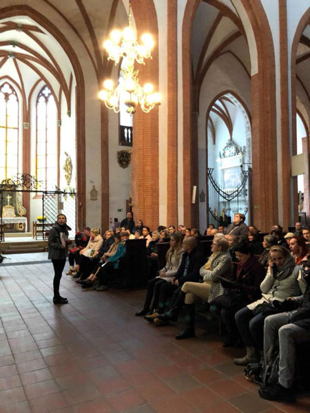 Foto: Kuratorka wystawy Agnieszka Patała opowiada o kaplicy