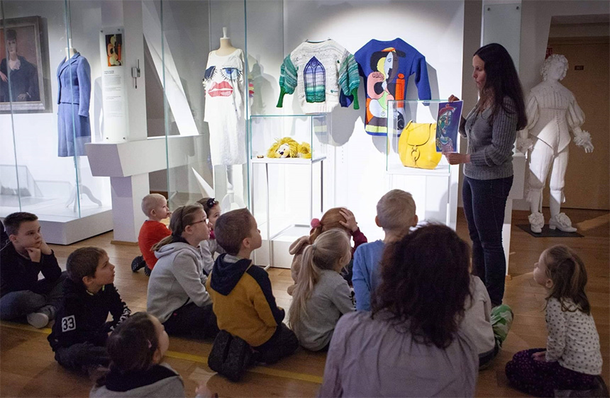 Dzieci oglądają eksponaty na wystawie ubrań