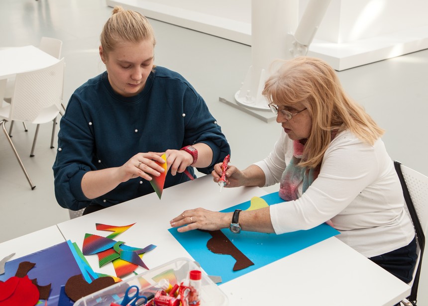 dwie uczestniczki tworzą pracę z kolorowych fragmentów