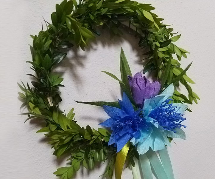 trzeci wianek, tym razem z filetowo-niebieskim kwiatem