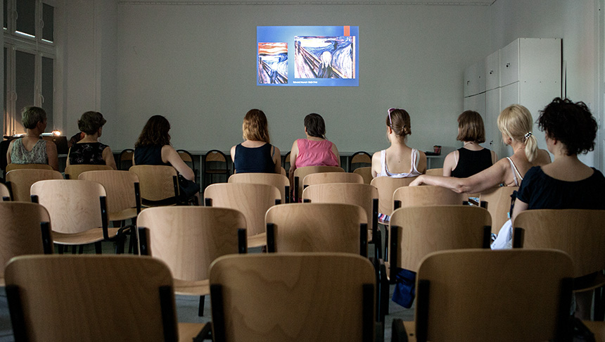 uczestnicy oglądają slajdy z obrazami ekspresjonistycznymi