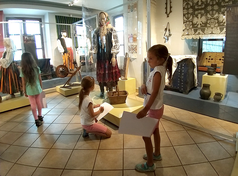 dziewczynki z kartkami szkicują strój