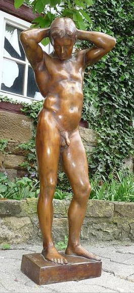 posąg nagiego mężczyzny