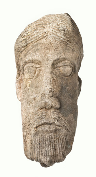 odnaleziona głowa romańskiej rzeźby
