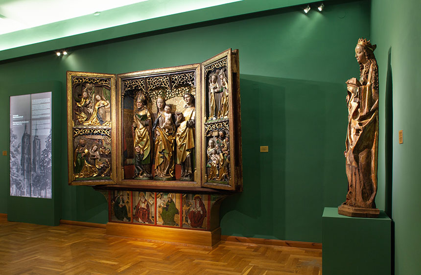 nowoscalony ołtarz na wystawie sztuki średniowiecznej