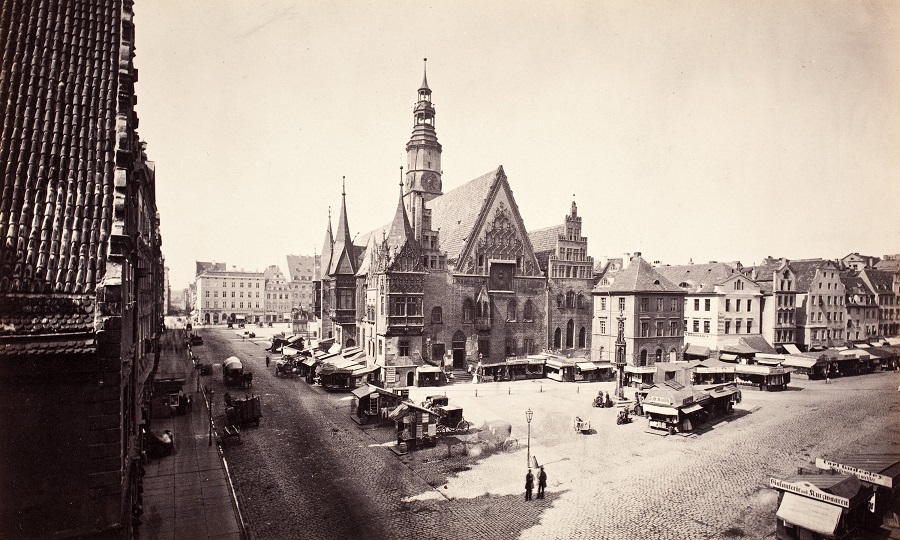 Hermann Krone, Wrocław–Ratusz (od południowego wschodu), ok. 1870; odbitka albuminowa sepiowana na papierze