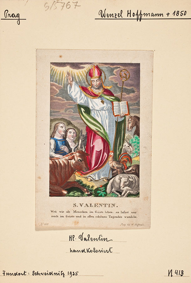Święty Walenty – postać w białej szacie i czerwono-złotym płaszczu, z uniesioną ręką, księgą i pastorałem, stojąca pośród ludzi i zwierząt