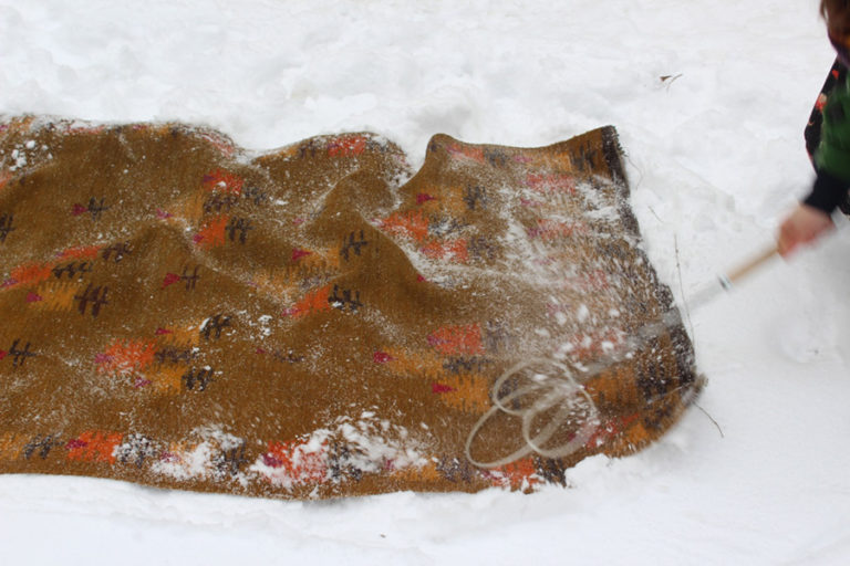 Wyjaśnij Jaki Związek Z Bezwładnością Ma Trzepanie Dywanu Trzepaczką Trzepanie dywanów na śniegu - Muzeum Narodowe we Wrocławiu