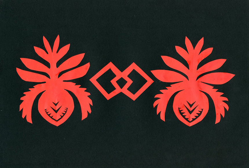 Na czarnym tle czerwone figury wycięte z czerwonego papieru. Dwa niemal identyczne kwiaty a w środku dwie lekko nachodzące na siebie figury karo.