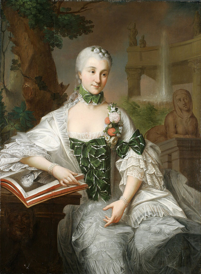 portret kobiety w białej peruce, w białej sukni z zielonymi wstążkami na gorsie