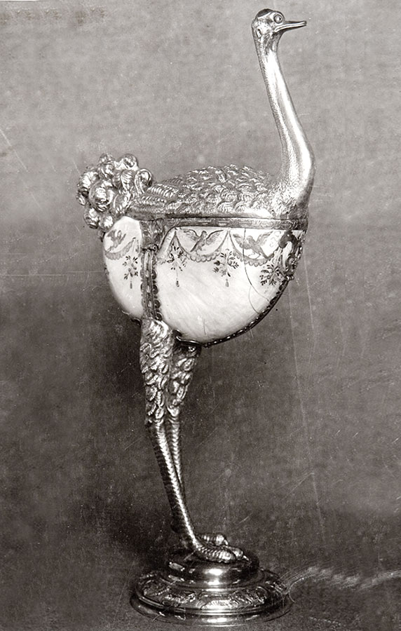 archiwalne zdjęcie pucharu w kształcie strusia z muszlą jako dolną częścią brzucha