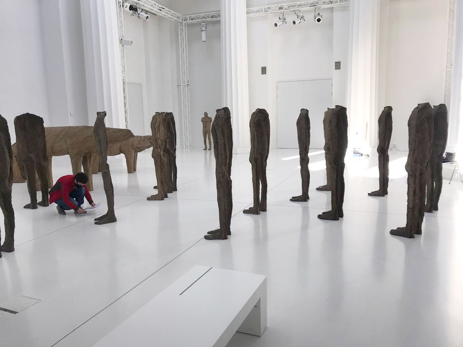 Ponowne ustawianie rzeźb Magdaleny Abakanowicz w Pawilonie Czterech Kopuł