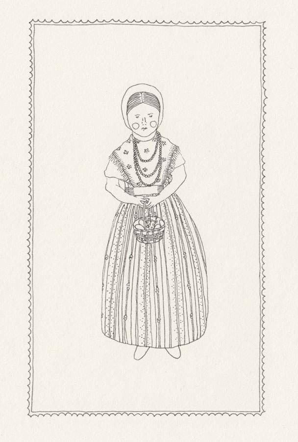 Ilustracja przedstawia dziewczynkę w stroju regionalnym, w koralach zawieszonych na szyi, pasiastej spódnicy, w chusteczce na głowie, trzymającą w rękach koszyczek