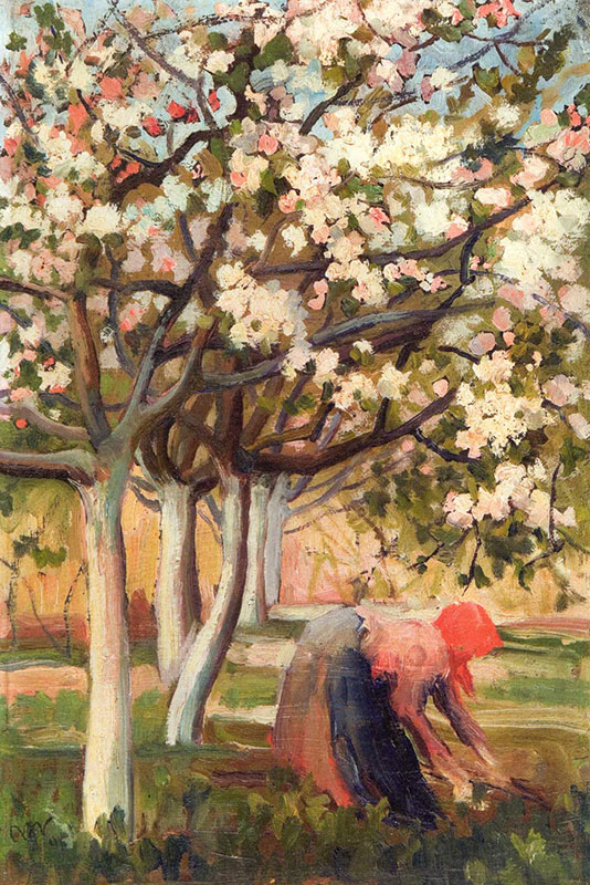 Kwitnący na biało sad, pod drzewem pochylona kobieta w długiej sukni i czerwnej chustce na głowie