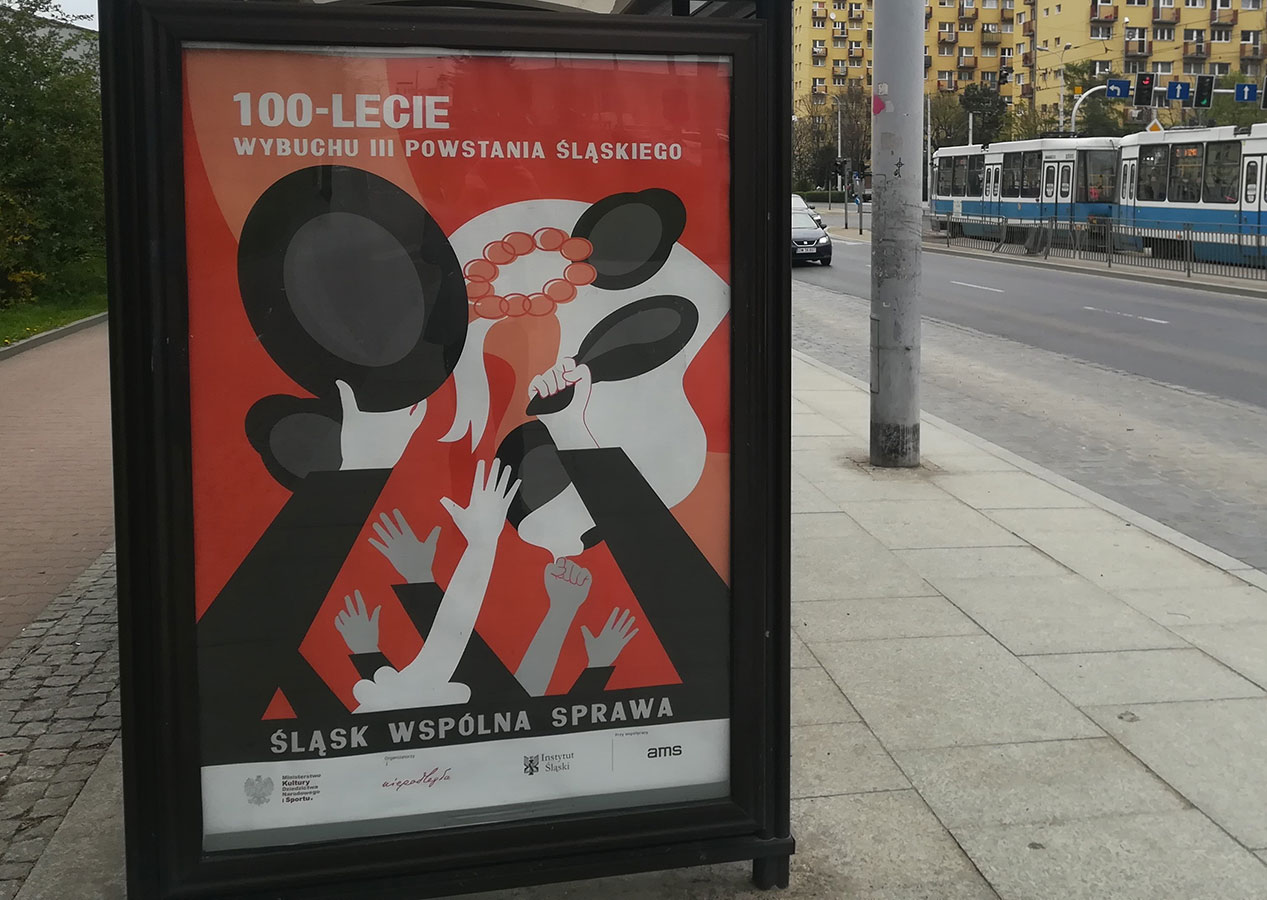 plakat widniejący na przystanku we Wrocławiu
