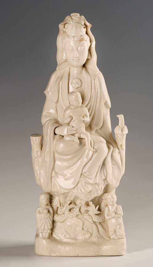 Statuetka Guanyin z białej porcelany o kremowym odcieniu