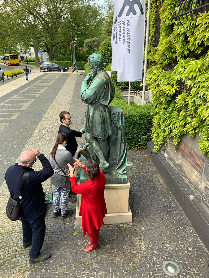 uczestnicy spotkania przy Muzeum Narodowym dotykiem poznają rzeźbę