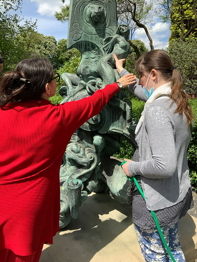 uczestnicy spotkania przy Muzeum Narodowym dotykiem poznają rzeźbę