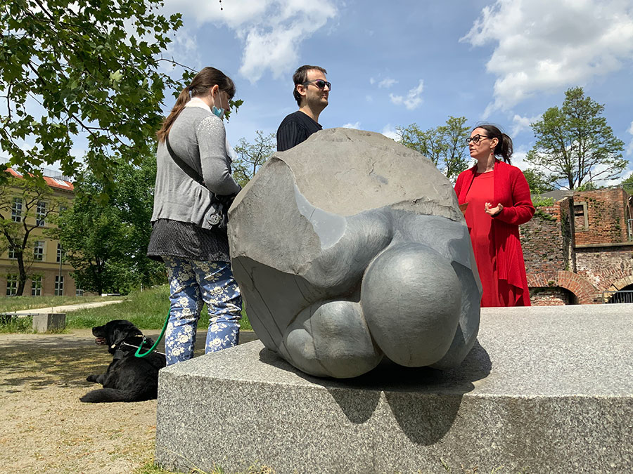 uczestnicy spotkania przy Muzeum Narodowym poznają kamienną rzeźbę