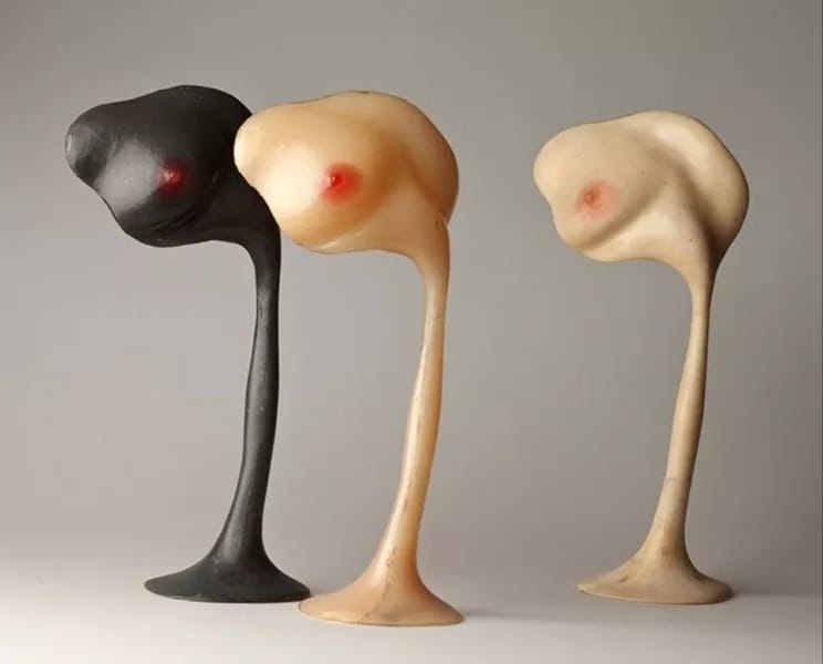 Trzy lampy w kształcie piersi