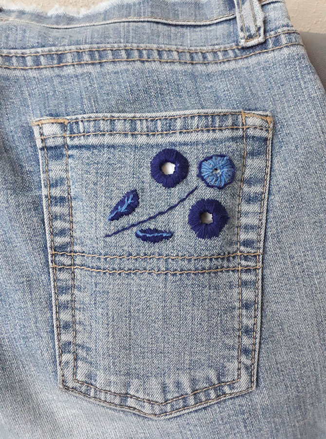 haftowane niebieskie jeansy w granatowo-niebieskie kwiatki