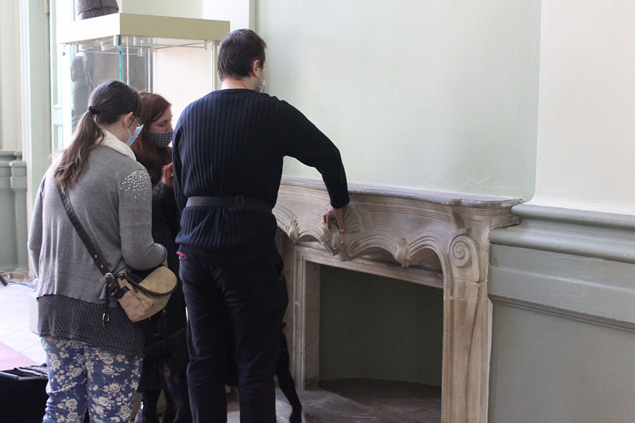 Spotkanie w Muzeum Etnograficznym – uczestnicy dotykiem poznają wygląd barokowego kominka