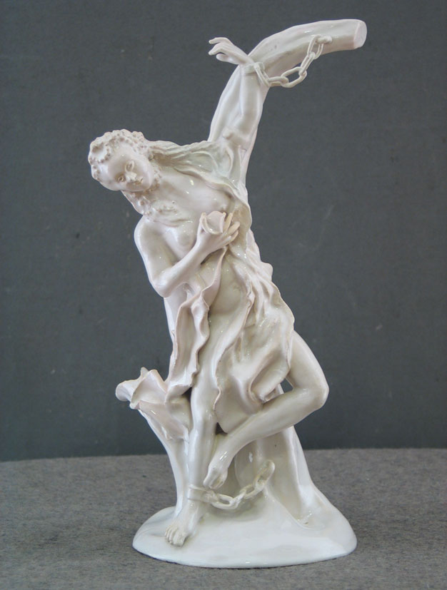 biała porcelanowa figurka przedstawiająca przykutą łańcuchem do pnia Andromedę