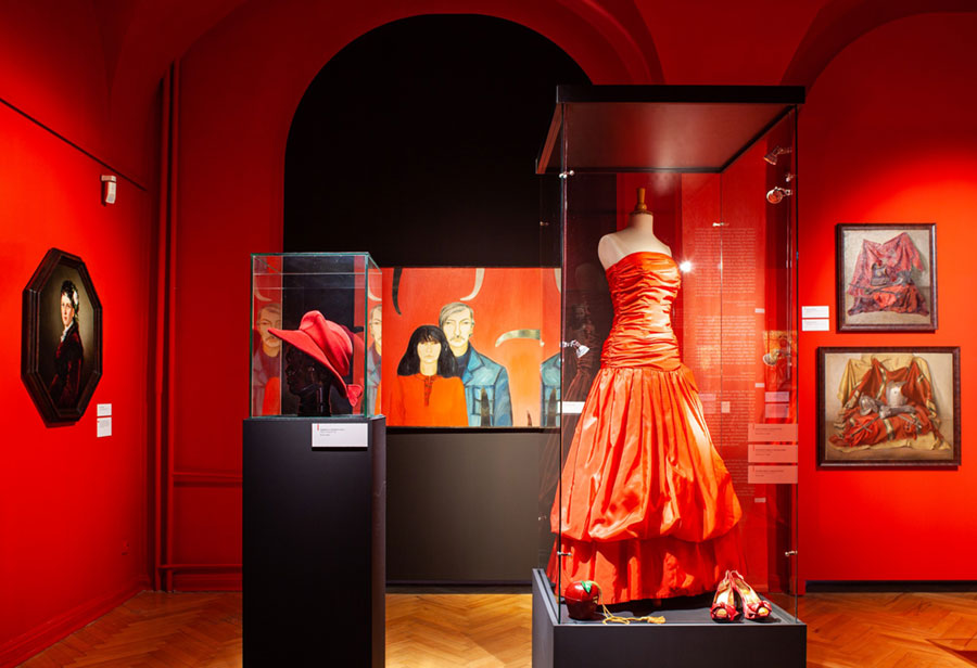 Galeria mody – czerwona sukienka