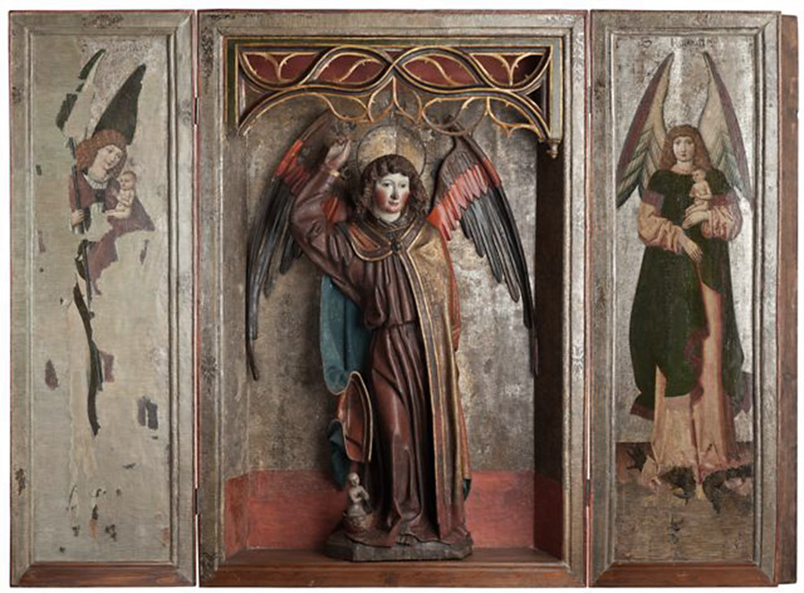 drewniany rzeźbiony ołtarz z malowidlami na skrzydłach – przedstawia postaci aniołów