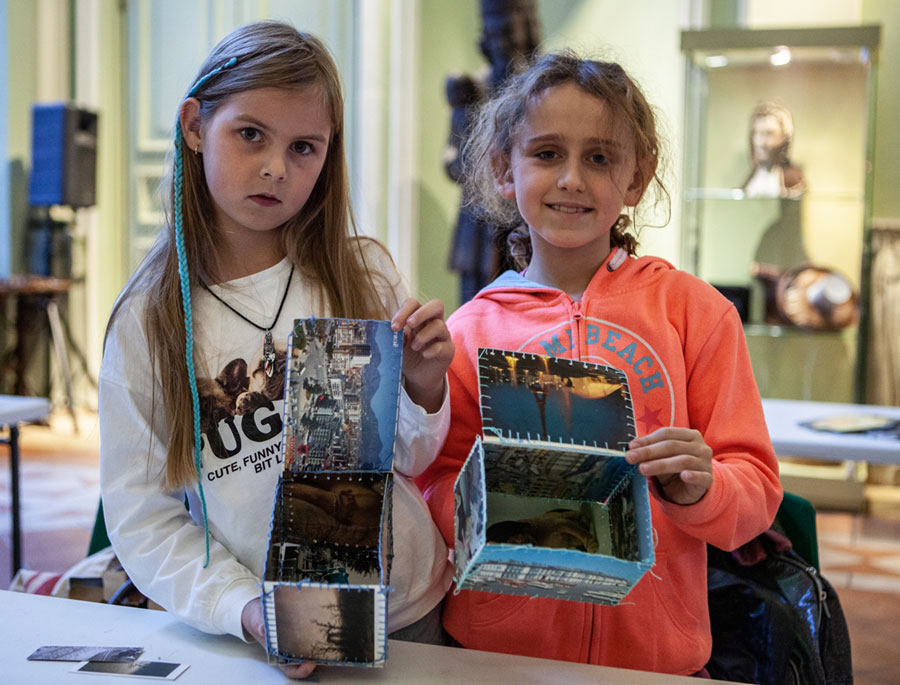Dziewczynki prezentują piękne pudełka wykonane ze starych pocztówek