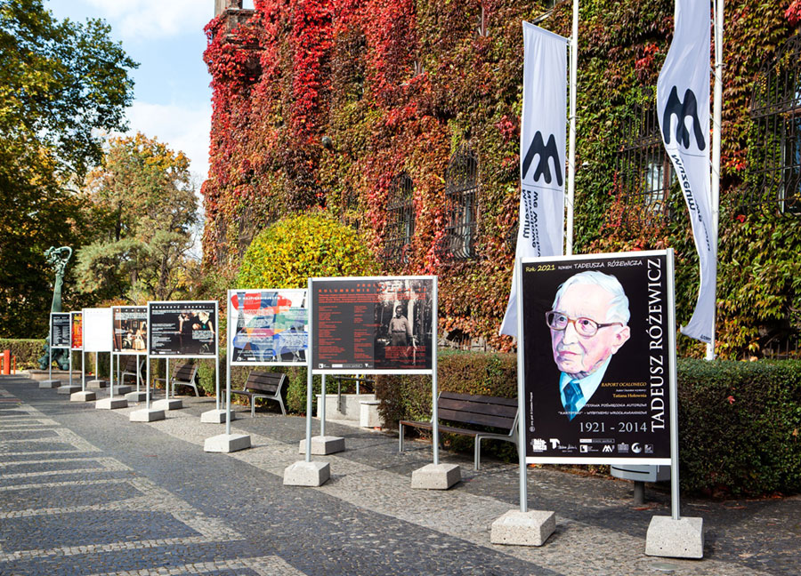 Wystawa poświętona Tadeuszowi Różewiczowi zamieszczona przed Muzeum Narodowym