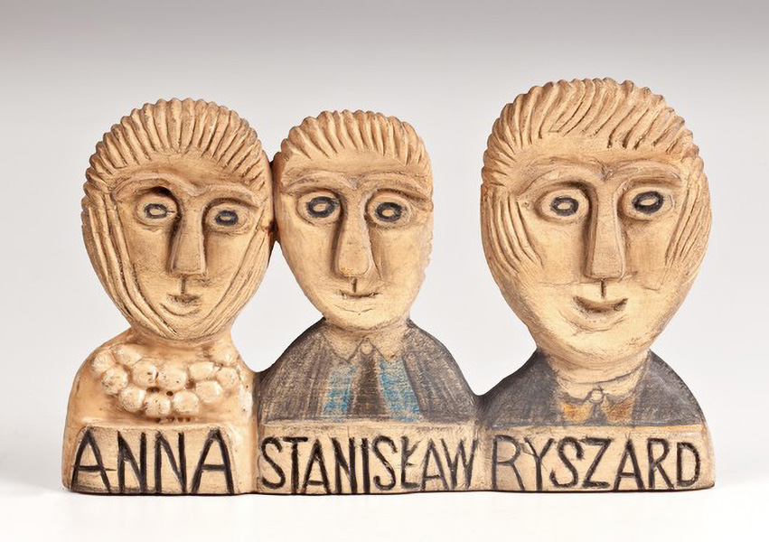 Rzeźba przedstawiająca trzy osoby podpisane ich imionami