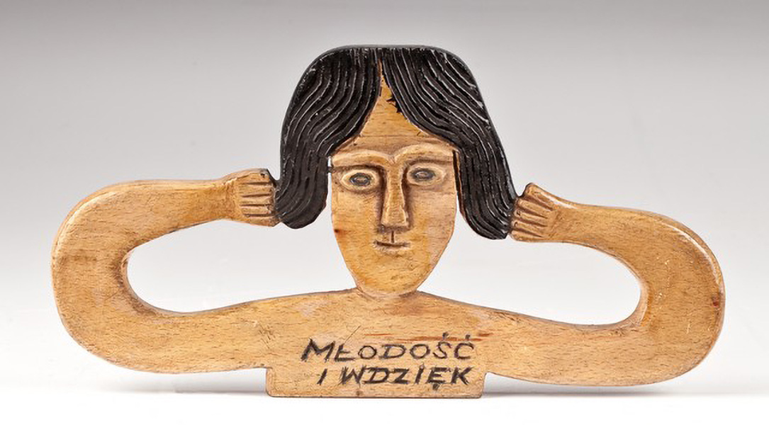 Młodość i wdzięk – drewniana rzeźba kobiety